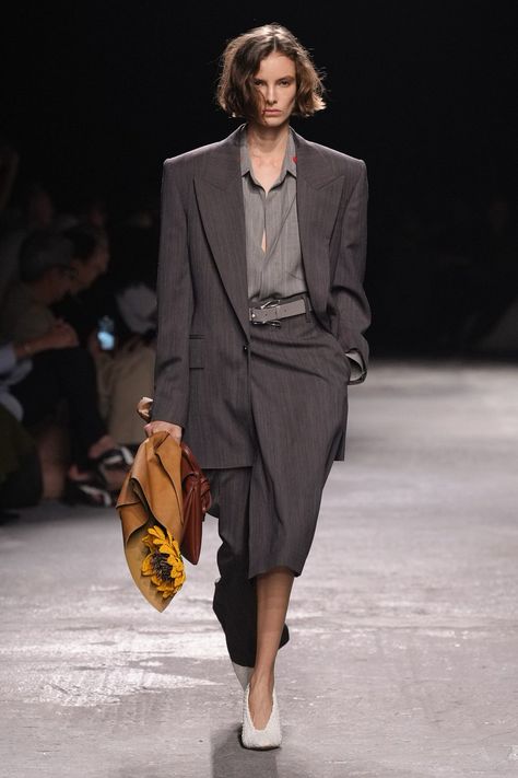 Bottega Veneta Spring 2025 Ready-to-Wear https://www.vogue.com/fashion-shows/spring-2025-ready-to-wear/bottega-veneta/slideshow/collection#1 2020s Fashion, Fashion Corner, New Bottega, Archive Fashion, Milano Fashion Week, Office Ladies, Fashion Addict, Star Fashion, Bottega Veneta