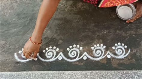 Rangoli Designs With Chalk, Muggu Borders, Side Rangoli, Color Rangoli, Border Rangoli Designs, Colour Kolam, Daily Muggulu, Design Rangoli, Border Rangoli