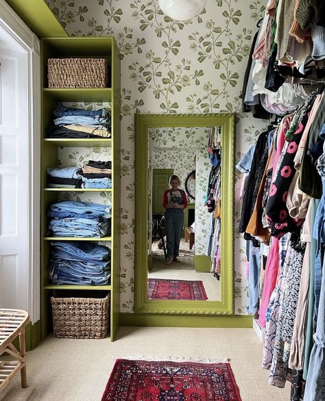 Hand Shelf, The Pink Stuff, Finish Work, Wardrobe Room, Closet Makeover, Closet Inspiration, Walk In Wardrobe, Dressing Room Design, Spare Room