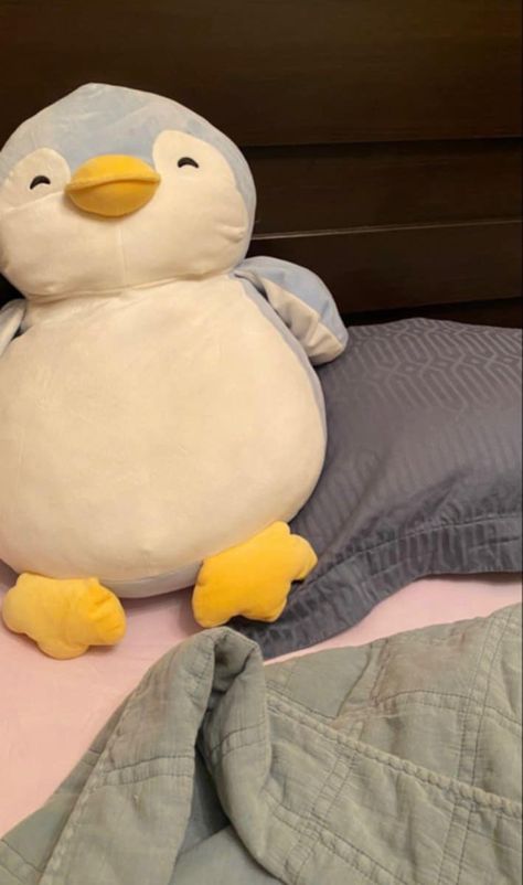 Cute Plushy Aesthetic, Plushie On Bed, Plushies Aesthetic Wallpaper, Big Plushies Aesthetic, Penguin Plushie Aesthetic, Bed Time Aesthetic, Stuff Toys Aesthetic, Plushies On Bed, Cute Big Plushies