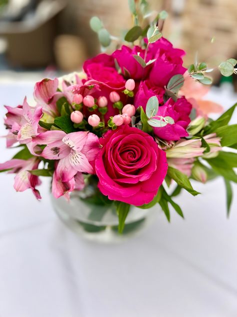 Hot Pink Floral Centerpieces, Small Pink Flower Arrangements, Hot Pink Flower Arrangements, Rose Arrangements Diy, Hot Pink Centerpieces, Pink Floral Centerpieces, Pink Peony Centerpiece, Quinceanera Flowers, Top Table Flowers