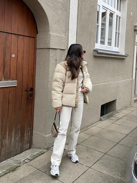 Creme Puffer Jacket Outfits, Beige Teddy Jacket Outfit, North Face Teddy Jacket, Beige Puffer Jacket Outfit, Sherpa Outfit, Porsche Mom, Puffer Jacket Outfits, North Face Nuptse Jacket, Beige Puffer Jacket