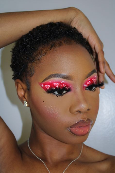 @alandradsire on Instagram Hearts Eye Makeup, Valentine's Makeup Looks, Heart Eyeshadow, Valentine's Makeup, Hearts Makeup, Valentine's Day Makeup, Day Makeup Looks, Valentines Day Makeup, Valentines Makeup