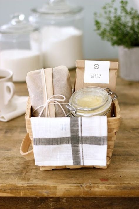 Kitchen Cloth | Jam | Coffee Beans | Woven Basket Diy Hostess Gifts, Breakfast Basket, Holiday Mason Jar, Christmas Gift Baskets Diy, Themed Gift Baskets, Diy Gift Baskets, Mason Jar Gifts, Christmas Baskets, Cadeau Diy