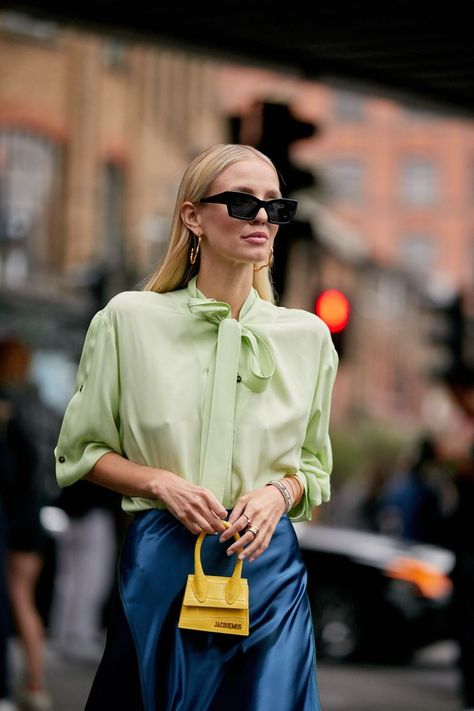 The Chic Blouse Style Fashion Girls Can't Get Enough of Right Now Blouse Outfit Classy, Blouse Street Style, Bow Blouse Outfit, Colorful Liner, New Makeup Trends, Pussybow Blouse, Eyebrow Trends, Outfit Classy, Instagram Trends