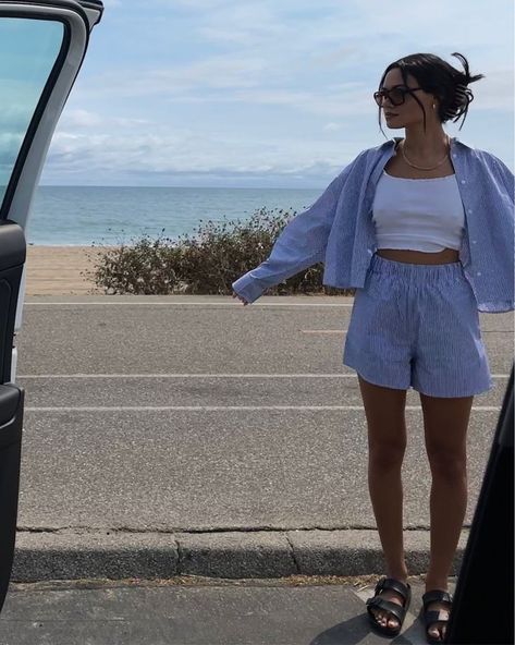 Backpackers Outfit, Beach Look Outfits Beachwear, Costal Summer Fits, Scandi Shorts, Blue Outfits Summer, Coastal Style Outfits, Inspo Outfit Summer, Beach Outfits Casual, Casual Beach Vacation Outfits