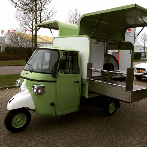 Piaggio Ape Classic 400 Pizza oven! Prosecco Truck, Pizza Vans, Three Wheeled Car, Mobile Coffee Shop, Car Food, Piaggio Ape, Custom Trikes, Drink Cart, Kei Car