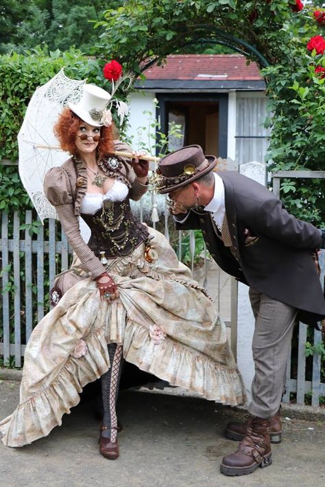 Steampunk Couple, Female Steampunk, Steampunk Concept, Steampunk Photography, Moda Steampunk, Awesome Costumes, Steampunk Woman, Steampunk Gadgets, Mode Steampunk