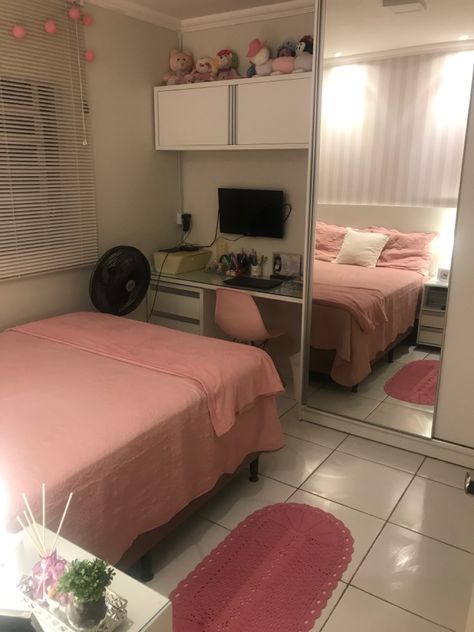 Simple Pink Room Ideas, Bedsitter Decor Ideas Kenya, Bedroom Layouts For Small Rooms, Cuartos Aesthetic, Mini Closet, Small Room Makeover, Bedroom Ideas For Small Rooms Diy, Bedroom Ideas For Small Rooms Cozy, Small Bedroom Decor