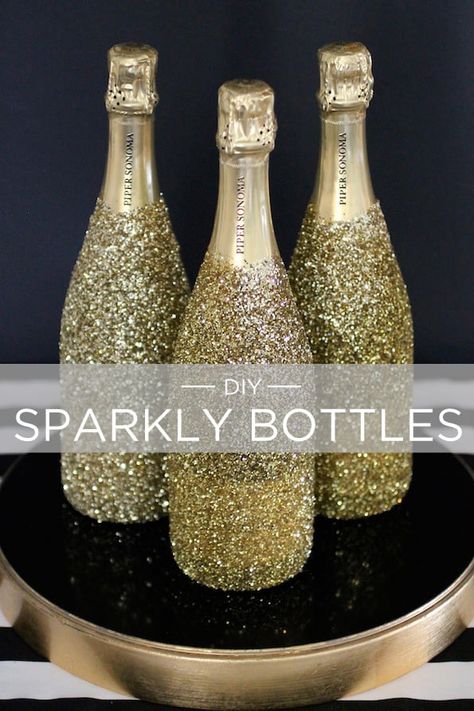 James Bond Party, Vegas Party, Photos Booth, Nye Party, New Years Eve Decorations, Gold Diy, Wine Bottle Decor, Champagne Bottles, Casino Party