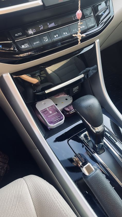 Car essentials 💜 Clean Car Aesthetic Interior, Mazda Cx5 Interior, Clean Car Aesthetic, First Car Aesthetic, Everyday Bag Essentials, Girly Car Accessories, Car Deco, Mazda Cx5, Cool Car Accessories