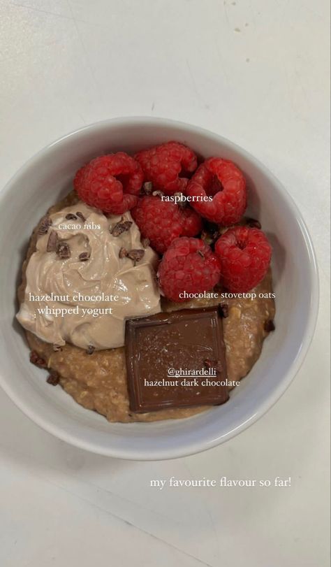 Oatmeal With Yogurt, Oatmeal And Yogurt, Oats With Chocolate, Raspberry Chocolate, Healthy Food Inspiration, Sleepover Food, Chocolate Oatmeal, Oatmeal Chocolate, Healthy Food Motivation