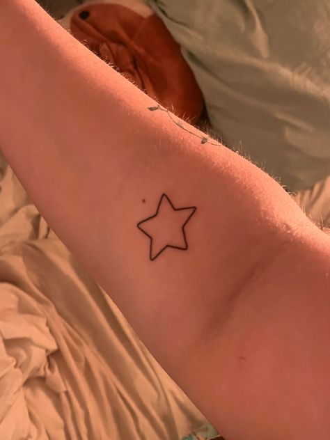 Rounded Star Tattoo, 5 Stars Tattoo Designs, Bubble Star Tattoo, Round Star Tattoo, Big Star Tattoo, Star Shopping Tattoo, Star Outline Tattoo, Little Star Tattoo, Star Tats