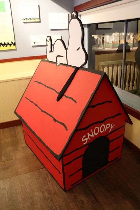 Snoopy Doghouse Diy, How To Make Snoopy Dog House, Diy Snoopy Dog House Cardboard, Snoopy Dog House Christmas, Diy Snoopy Christmas Decorations, Charlie Brown Party Decorations, Snoopy House Diy, Snoopy Dog House Diy, Cardboard Dog House Diy