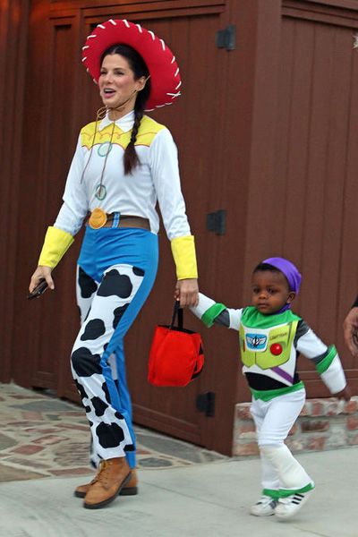 Sandra Bullock and son Louis as Toy Story's Jessie and Buzz Fantasias Toy Story, Disfraz Toy Story, Cowgirl Halloween Costumes, Jessie And Buzz, Cowgirl Halloween, Toy Story Costumes, Diy Kostüm, Celebrity Halloween Costumes, Lauren Graham