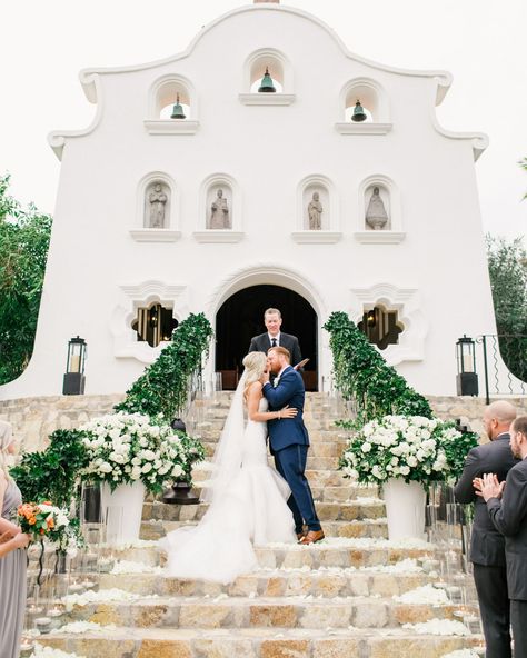 Banister Decor, Winter Bridal Shower Decorations, Evening Wedding Ceremony, Wedding Stairs, Pillar Candles Wedding, Stair Banister, Fair Photography, Winter Bridal Showers, White Pillar Candles