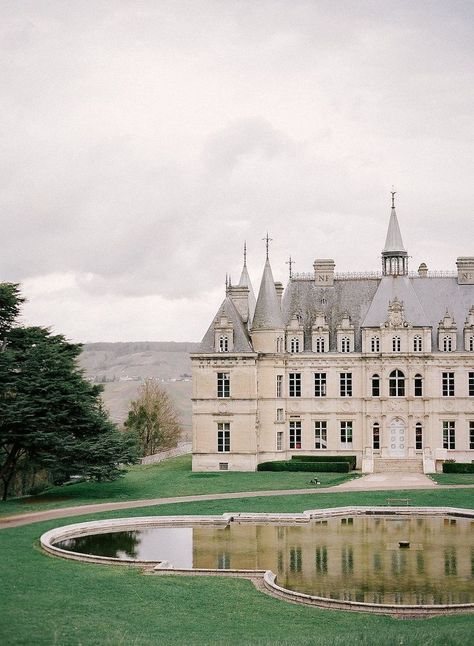 Gorgeous Chateau with a stunning lake in the front Castle Mansion, Chateau France, France Wedding, A Pond, French Chateau, Beautiful Castles, Beautiful Buildings, Pretty Places, Kale