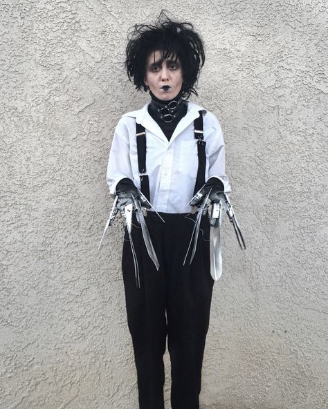 Scissor Hands Costume, Edward Scissorhands Inspired Outfit, Edward Scissorhands Outfit, Edward Scissorhands Costume Couples, Tim Burton Halloween Costumes Women, Edwards Scissorhands Costume, Edward Scissorhands Couple Costume, Edward Scissorhands And Kim Costume, Diy Edward Scissorhands Costume