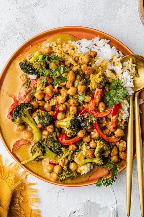 Thai Yellow Coconut Curry, Yellow Coconut Curry, Vegan Yellow Curry, Curry With Chickpeas, Yellow Curry Recipe, Thai Yellow Curry, Curry Recipes Vegetarian, Yellow Curry, Vegan Curry