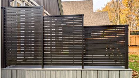 Horizontal Privacy Fence On Deck, Horizontal Deck Railing Privacy Walls, Deck Rail Privacy Ideas, Privacy Railings For Decks, Back Deck Privacy Ideas, Modern Privacy Wall On Deck, Privacy Deck Railing Ideas, Privacy Wall Deck, Privacy Panels Outdoor Patio Ideas