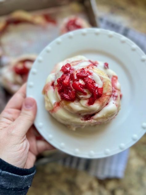 Strawberry Sourdough Rolls - Amy Bakes Bread Strawberry Sourdough Rolls, Sourdough Flavors, Strawberry Sourdough, Sourdough Treats, Sourdough Strawberry, Strawberry Rolls, Sourdough Breakfast, Starter Ideas, Strawberry Cinnamon Rolls