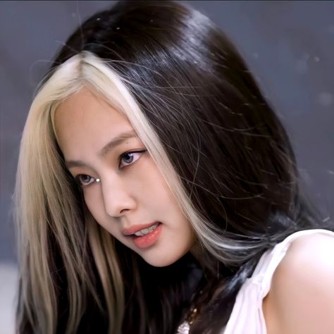 jennie kim. #jennierubyjane #jennie #JISOO #ROSÉ #LISA #BLACKPINK #THEALBUM #KPOP Mode Ulzzang, Blonde Bangs, Blonde Streaks, Hair Color Streaks, Hair Streaks, Hair Color Pastel, Hair Color Purple, Jennie Ruby Jane, Short Hair Color