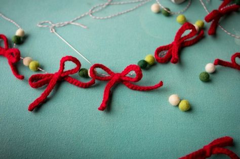 Garland Bows, Yarn Garland, Crafts For Christmas, Yarn Tutorials, Bow Garland, Crochet Bow, Diy Yarn, Crochet T Shirts, Crochet Bows