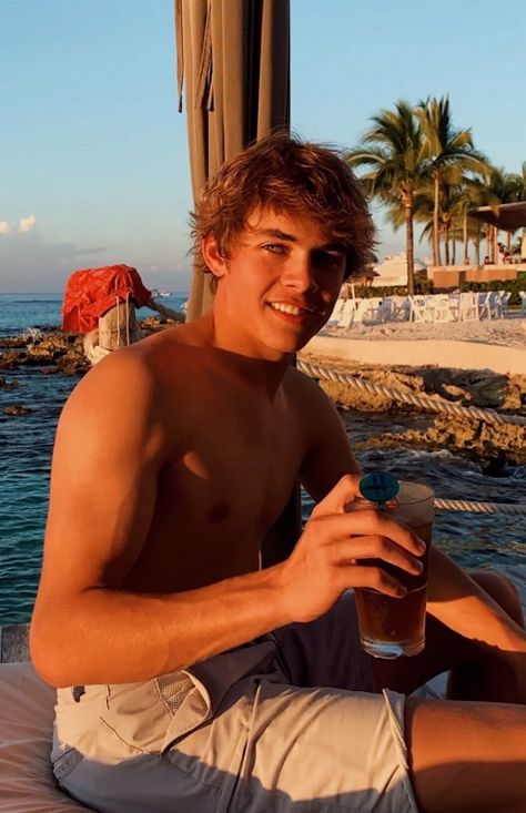 @parkerunderbrink | thisonesfortheboyys Surfer Boys Style, Yes Aesthetic, Surfer Boy Aesthetic, Idk What To Say, Hot Surfers, Surfer Guys, Surfer Hair, Golden Hour Sunset, Surfer Boys