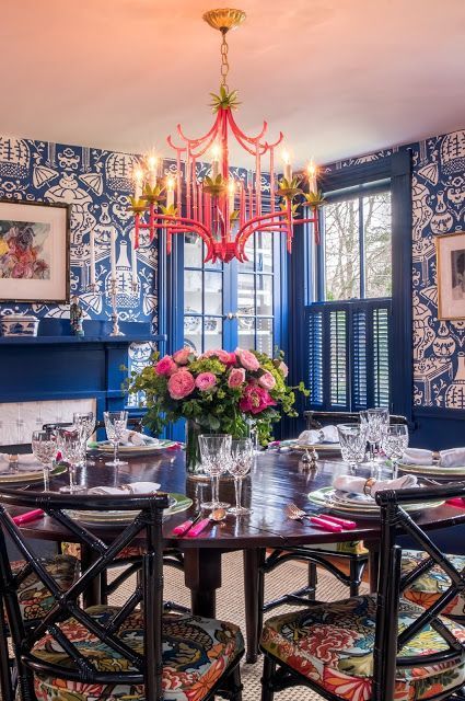 Beautiful ! Eclectic Dining Room Ideas, Asian Dining Room, Chinoiserie Dining Room, Chinoiserie Interior, Modern Chinoiserie, Eclectic Dining Room, Eclectic Dining, Dining Room Blue, Chinoiserie Decorating