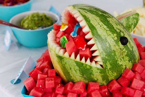 Under the Sea Party Food Ideas ~ Watermelon Shark w/ Gummy Sea Creatures Candy Sea Party Food, Watermelon Shark, Baby Shower Party Food, Beach Theme Birthday, Water Birthday, Ocean Theme Birthday, Ocean Birthday Party, Balloons Ideas, Ocean Theme Party