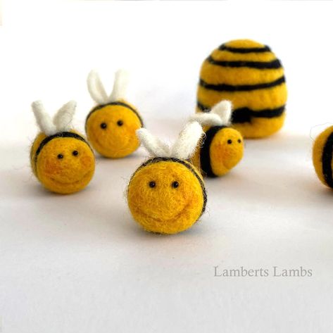 Felted Bee, Needle Felted Christmas, Felt Beads, Small Bees, Bee Pin, Felt Christmas Decorations, Cute Keychain, Fabric Gift Bags, Felt Christmas