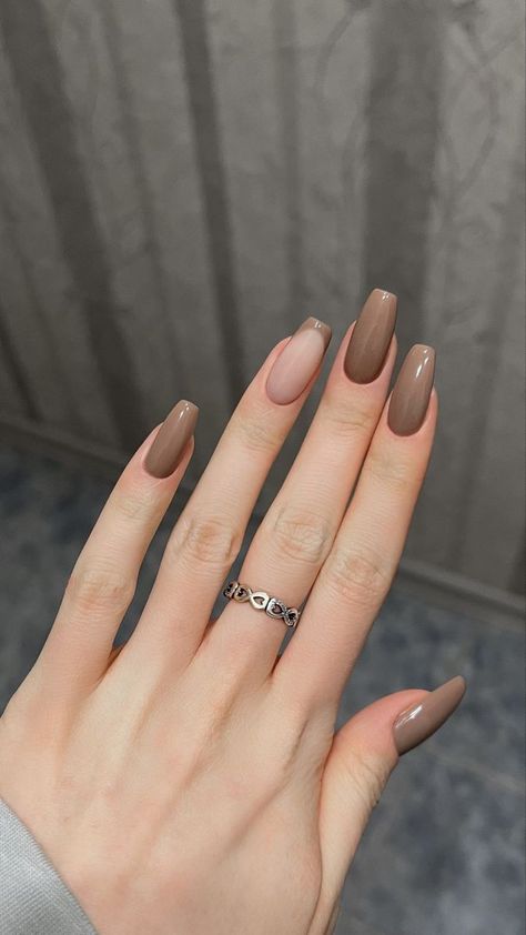 Looking for the current nail trends of fall 2023? I got the latest scoop of all the trending fall nail designs that are taking over Tiktok and Instagram. I'm trying #6 tomorrow! September nails | fall aesthetic nail inspo | Back to school nails | autumn aesthetic #fall #nails Hello Nails, Smink Inspiration, Simple Gel Nails, Casual Nails, Blush Nails, Makijaż Smokey Eye, Brown Nails, Minimalist Nails, Classy Nails