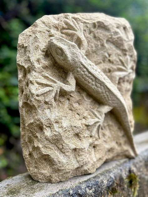 Carved Stone, Stone Pattern, Bird Illustration, Greenhouses, Gecko, Stone Carving, Metal Working, Natural Stone, Natural Stones