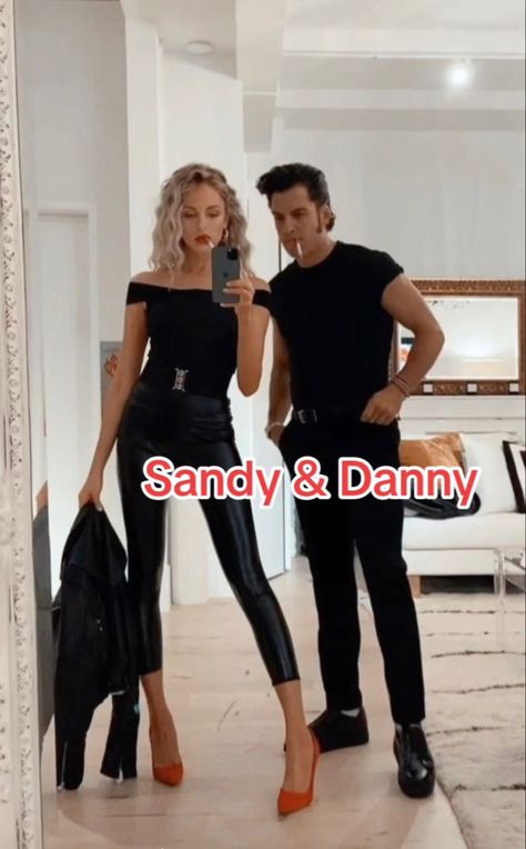 80s Couples Costume Ideas, Movie Character Couple Costumes, 80s Couple Costume, 80s Outfits Party, Movie Couples Costumes, Couples Fancy Dress, 90s Theme Party Outfit, 80s Halloween Costumes, Carnaval Outfit