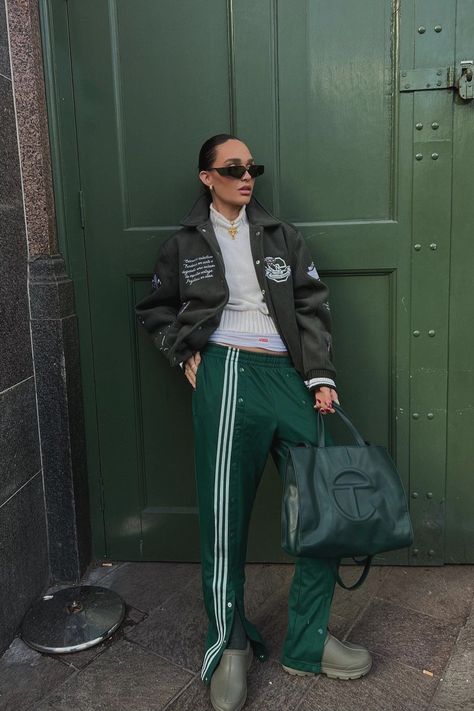 Green Track Pants Outfit, Adidas Track Pants Outfit Woman, Adidas Joggers Outfit, Casual Green Outfit, Green Outfit Fall, Dress Green Outfit, Dark Green Outfit, Sweatpants Street Style, Green Outfit Aesthetic