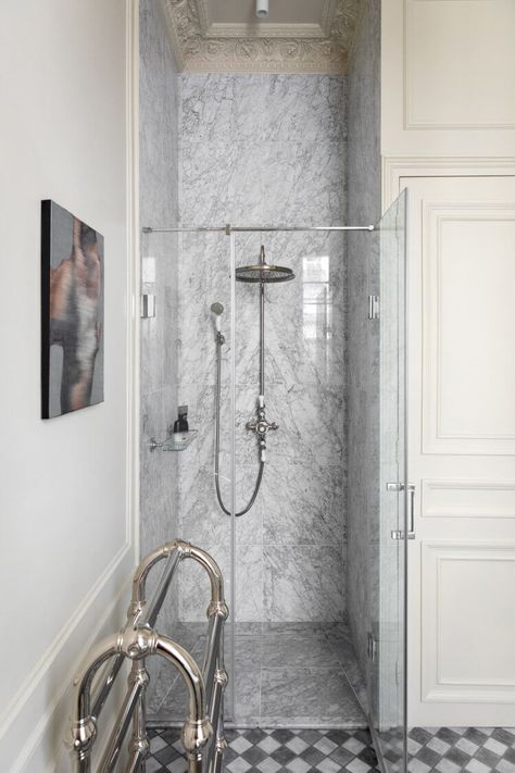 Reviving Parisian elegance with modern chic Modern Parisian Bathroom, Modern Parisian Interior Design, Parisian Style Bathroom, Modern Classic Bathroom Design, Parisian Interior Style, Parisian Chic Apartment, Modern Parisian Interior, Parisian Chic Interior, Interior Designer Working