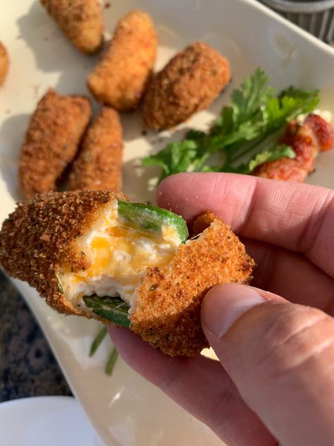 Fried Jalapeno Poppers, Stuffed Jalapenos, Deep Fried Recipes, Fried Recipes, Bacon Wrapped Jalapeno Poppers, Jalapeno Popper Recipes, Bacon Wrapped Jalapenos, Poppers Recipe, Jalapeno Recipes