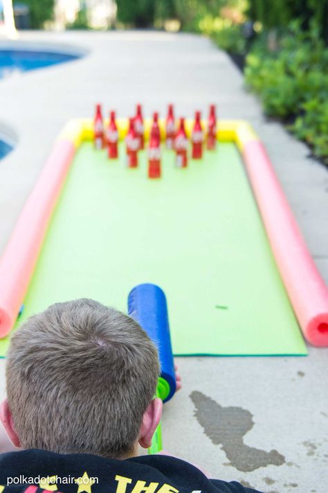 DIY Outdoor Bowling Game, made using Coke bottles, a yoga mat and pool noodles!! Outdoor Games To Play, Outdoor Bowling, Summer Outdoor Games, Diy Carnival Games, Carnival Games For Kids, Diy Yard Games, Diy Carnival, Balloon Games, Fun Outdoor Games