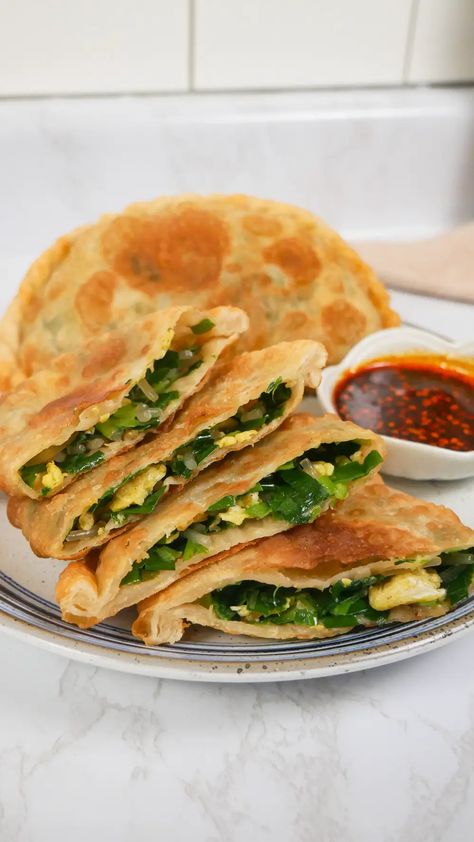 Fried Dumplings Chinese, Fried Dumplings Recipe, Chinese Dumplings Recipe, Crispy Dumplings, Egg Pockets, Dumplings Chinese, Asian Sides, Dumplings Recipe Chinese, Chive Dumplings