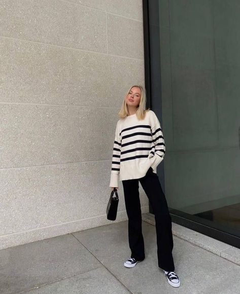 Striped Sweater Outfit, 00s Mode, Converse Outfits, White Striped Sweater, Pullover Outfit, Sweater Outfit, Stripe Outfits, Looks Black, Stockholm Fashion