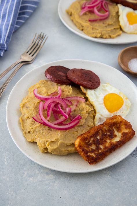 Mangu Recipe, Dominican Breakfast, Boiled Plantains, Dominican Dish, Dominicano Recipes, Mashed Plantains, Plantain Recipes, Dominican Food, Latin Food