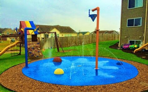 Splash pad backyard water park ideas kids activities garden design ideas Coolest Backyard Ideas, Diy Splash Pad For Kids, Home Water Park, Home Splash Pad, Water Park Backyard, Splash Pad Backyard, Diy Splash Pad, Backyard Water Park, Backyard Splash Pad