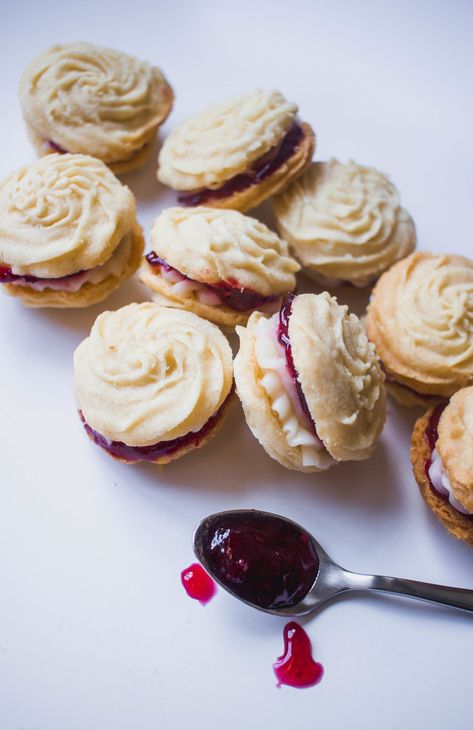 British Biscuit Recipes, Viennese Biscuits, Female Judge, Recipe Sandwich, Viennese Whirls, The Great British Baking Show, British Sweets, Great British Baking Show, British Baking Show