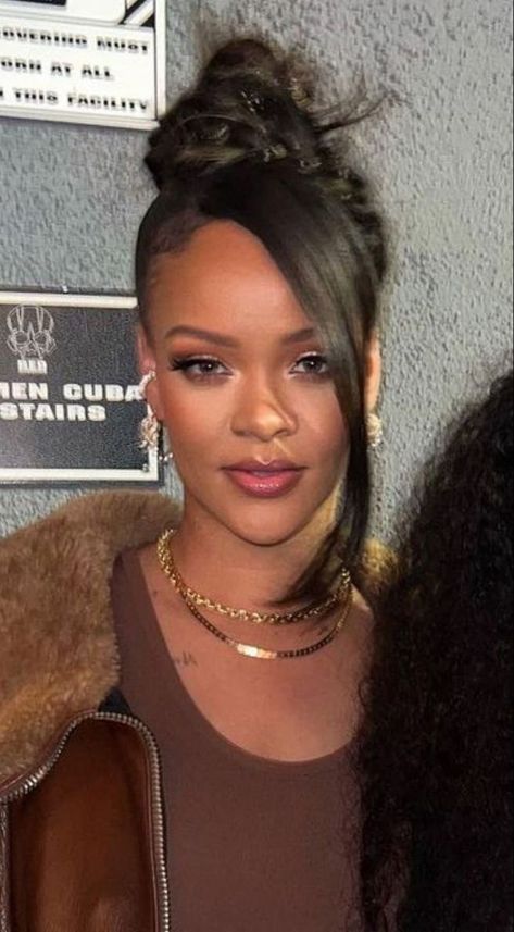 Professional Hair Black Women, Rihanna Updo Hairstyles, Rihanna Bun, Rihanna Brown Hair, Rihanna Baddie, Rhianna Aesthetic, Rihanna Natural Hair, Rihanna Curly Hair, Rihanna Aesthetic