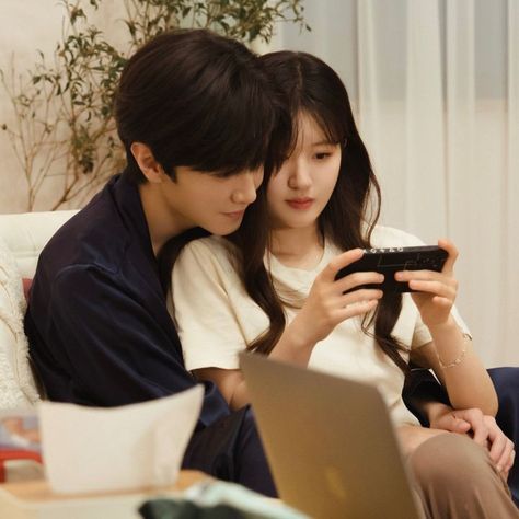 Clingy Boyfriend, Chen Zheyuan, Couple Poses Reference, Eren X Mikasa, Couples Vibe, Hidden Love, Ulzzang Couple, Korean Couple, Cute Couple Selfies