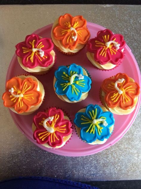 Cupcake Summer Ideas, Easy Food Ideas For Birthday Parties, Beach Birthday Snacks, Hawaii Cupcakes Ideas, Fun Easy Treats To Make, Summer Bday Cakes, Hibiscus Theme Party, Tropical Cupcake Ideas, Hawaii Theme Party Food