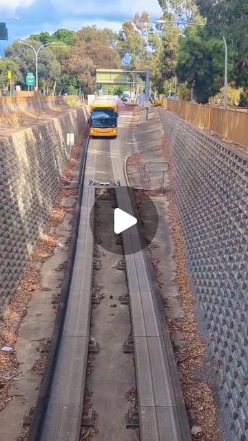 Legend Park Business on Instagram: "🇦🇺 DÉCOUVERTE : LE PROJET O-BAHN BUSWAY...  En Adélaïde, en Australie, le projet O-Bahn Busway permet aux bus de circuler à la fois sur la route et sur une voie spécialement conçue pour eux, semblable à une voie ferrée. Ce système unique, mis en service dans les années 1980, utilise des bus équipés de roues latérales qui les guident sur des rails en béton, permettant une circulation rapide et efficace sans les embouteillages des routes traditionnelles. Le O-Bahn Busway offre une solution de transport rapide pour les navetteurs, reliant les banlieues nord-est au centre-ville d'Adélaïde." Hors Route, Vintage Vw Bus, Rail Transport, Business On Instagram, Rail Car, Expedition Vehicle, New Inventions, Vintage Vw, Innovative Ideas