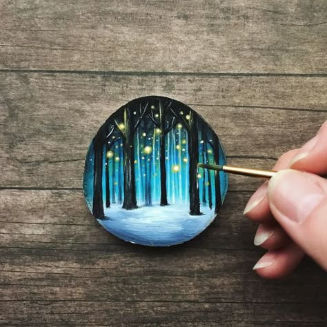 Wood Round Painting, Winter Rock Painting, Round Painting Ideas, Winter Rock Painting Ideas, Painting Winter Scenes, Round Painting, Diy Rock Art, Painting Winter, Rock Painting Ideas