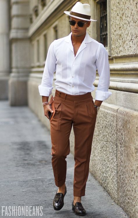 FashionBeans on Twitter: "From the streets – pleated trousers, yes or no? https://t.co/JyiU9ZRva1" Herren Style, White Jeans Men, Mens Fashion Smart, Stylish Mens Outfits, Mens Pants Fashion, Brown Pants, Men Street, Summer Outfits Men, Fashion Gallery