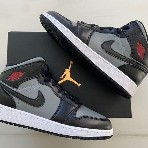 Jordan 1 Mid ‘Shadow Red’ (GS) - 6.5y Shadow Red Jordans Outfit, Air Jordan Mid Shadow Red, Shadow Jordan 1, Jordan Shoes Red, Zapatillas Aesthetic, Jordan 1 Mid Shadow Red, Air Jordan 1 Shadow, Jordan 1 Shadow, Air Jordan Mid